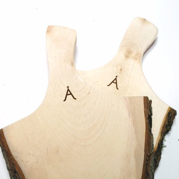 Cutting board with bark - ca. 250x300-350x20 mm - variation in shape